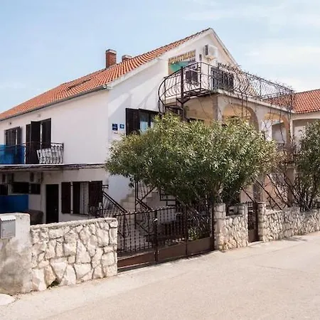 Fidelis - One Bedroom With Terrace And Garden View 1 Трогир