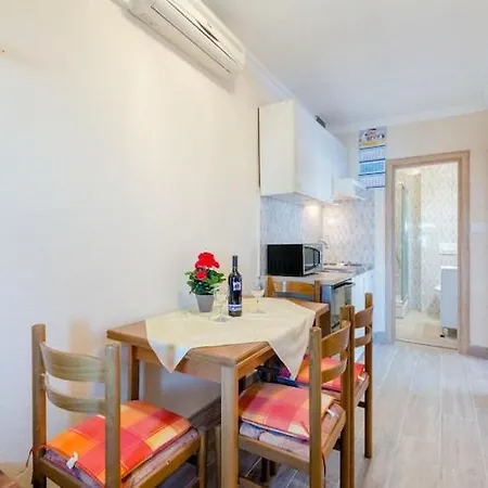Apartment Fidelis - One Bedroom With Terrace And Garden View 1