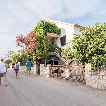 Fidelis - One Bedroom With Terrace And Garden View 1 Трогир