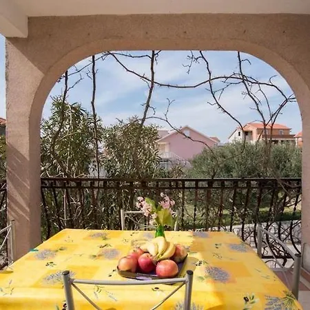 Fidelis - One Bedroom With Terrace And Garden View 1 Трогир
